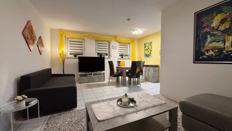 Wohnzimmer mit Ausziehcouch